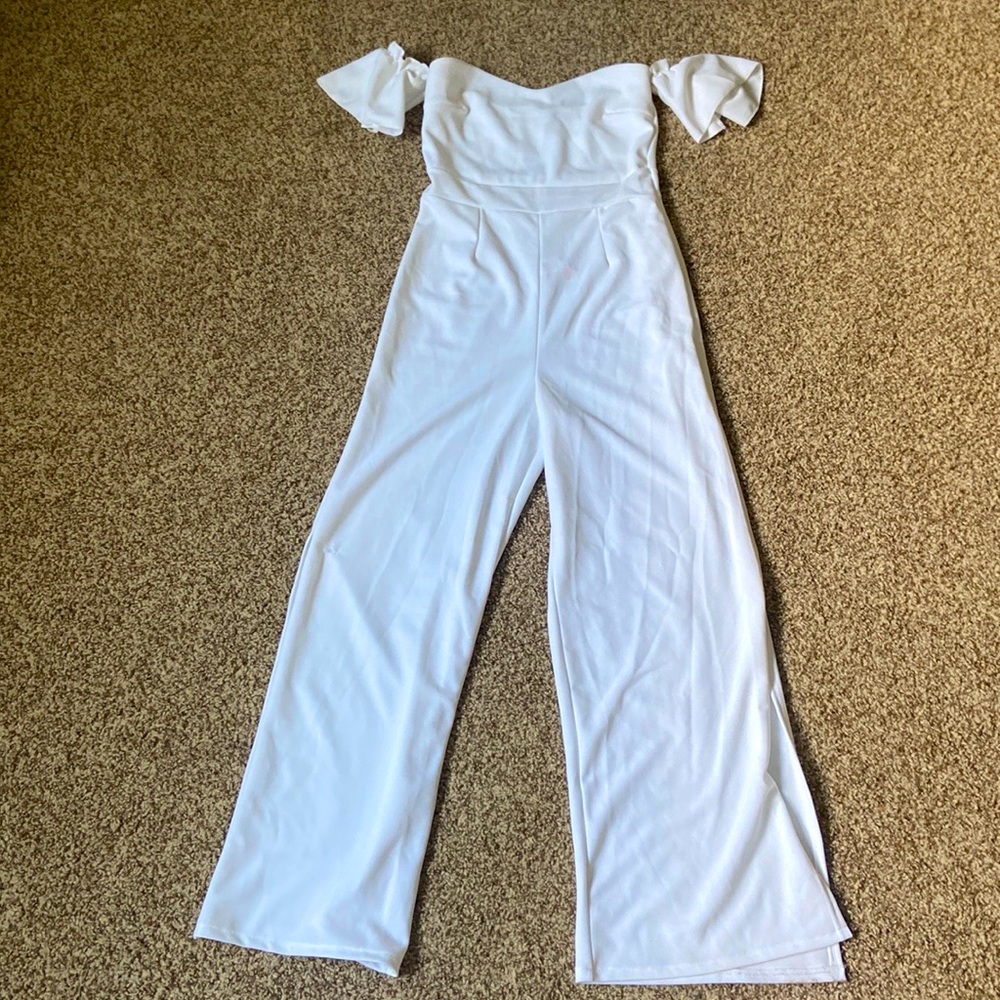 White boohoo, off the shoulder-jumpsuit, size women’s 6